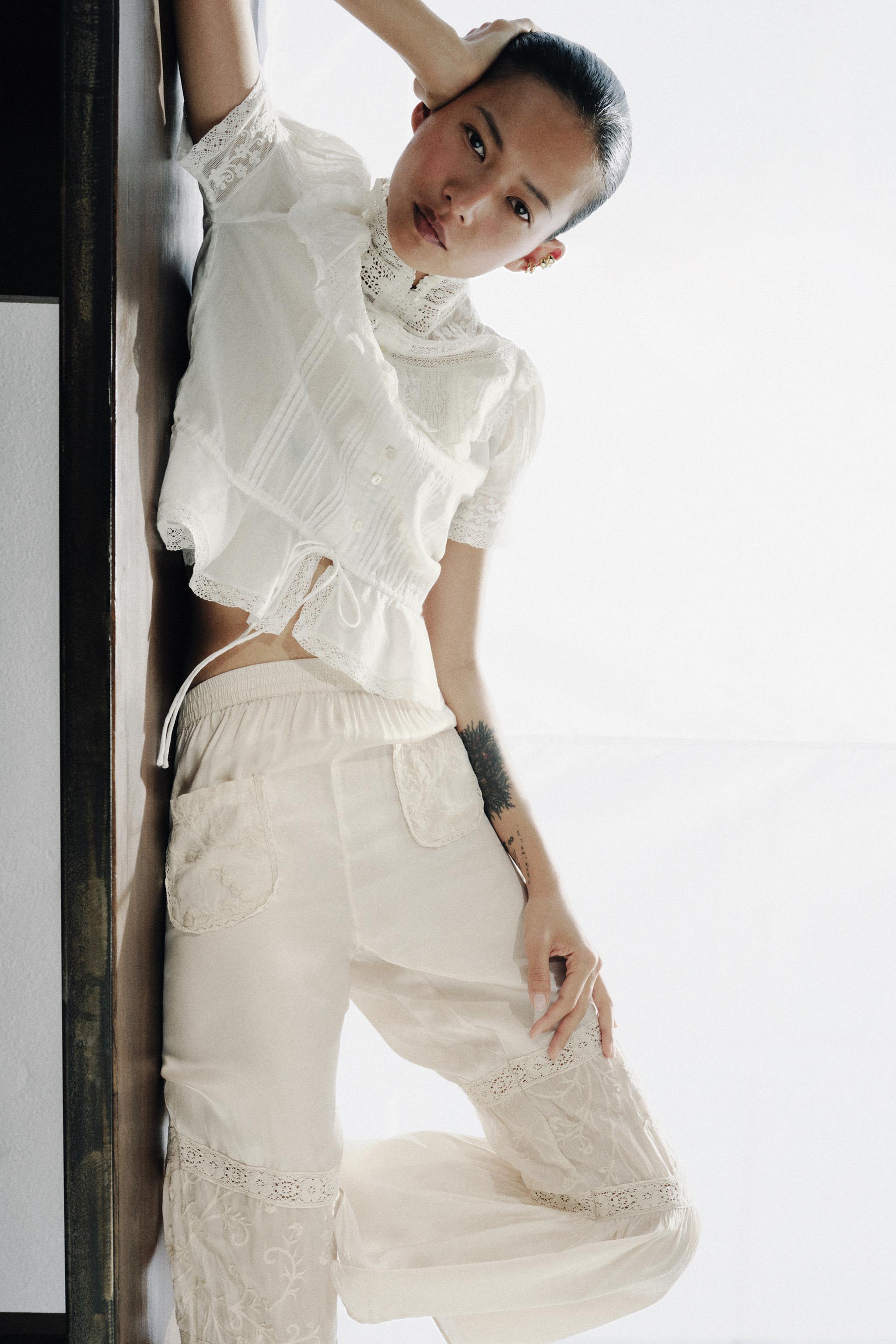 PANTALON EN MATIÈRES VARIÉES AVEC DENTELLE ET BRODERIES FLORALES